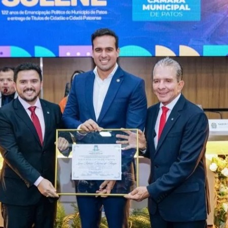 Lucas Ribeiro recebe Título de Cidadão Patoense numa propositura de Maikon Minervino