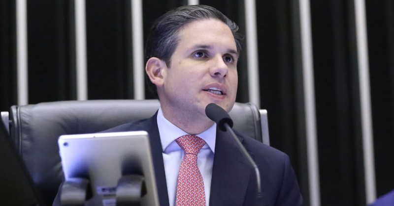 Hugo Motta anuncia que vai pautar projeto que proíbe cobrança por mala de mão em voos