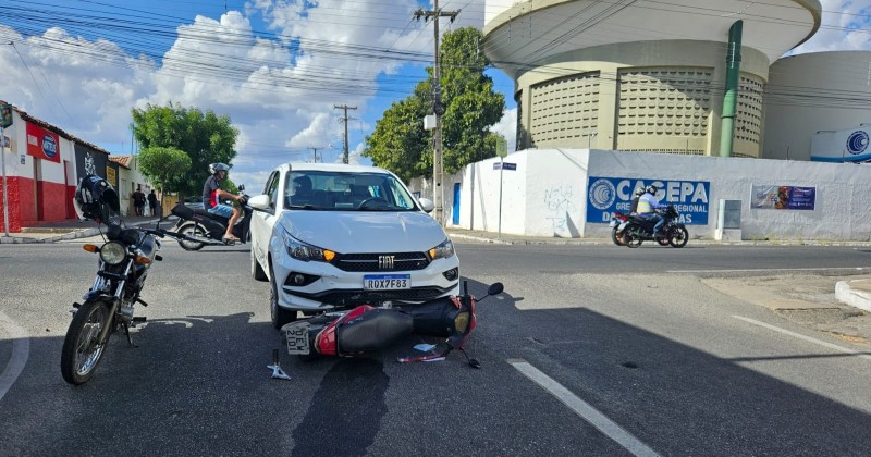 Avanço de sinal vermelho causa mais um acidente com vítimas em Patos