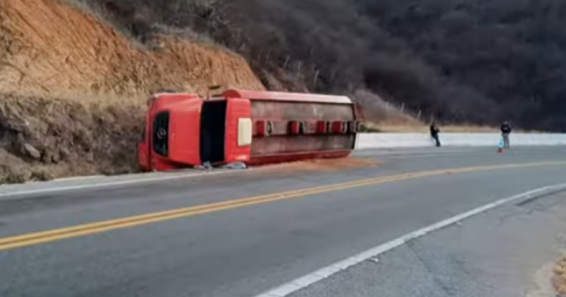 Caminhão tomba na BR-230, na Serra de Santa Luzia, no Sertão da Paraíba