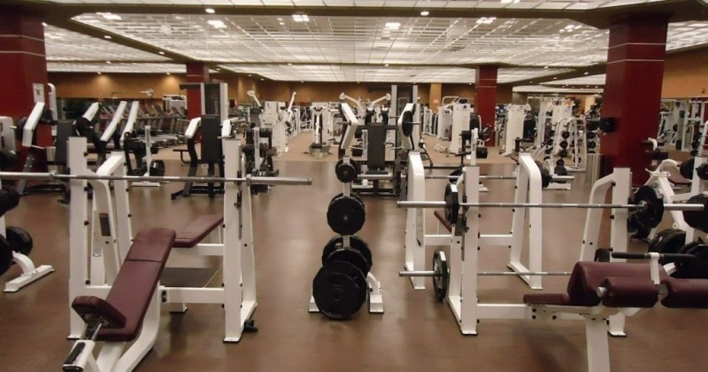 Os 3 exercícios mais inúteis que todo mundo faz na academia