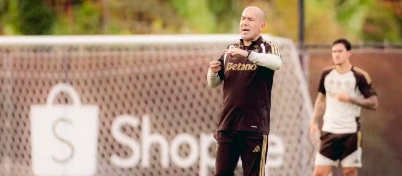 Flamengo: Jardim ter� mudan�a na lateral esquerda e Carrascal de volta