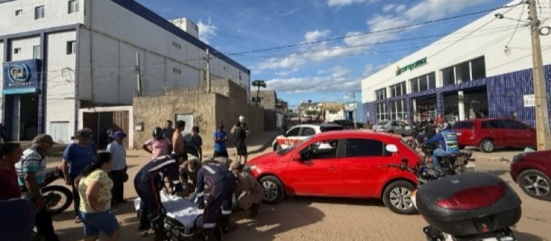 Jovem gr�vida sofre fratura ao transitar com moto na contram�o em Patos e colidir em ve�culo