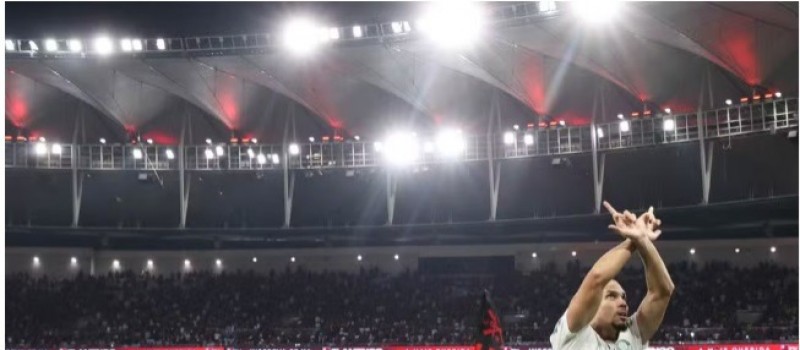 Paulinho � suspenso por comemora��o contra o Fla ap�s recurso do STJD