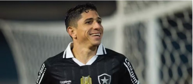 Fluminense encaminha acerto com Savarino, que comunica sa�da ao Botafogo