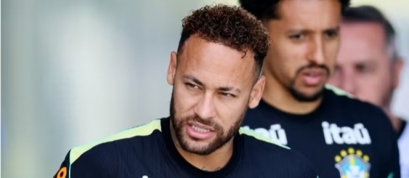 Neymar treina com bola na sele��o brasileira e recebe batismo de companheiros