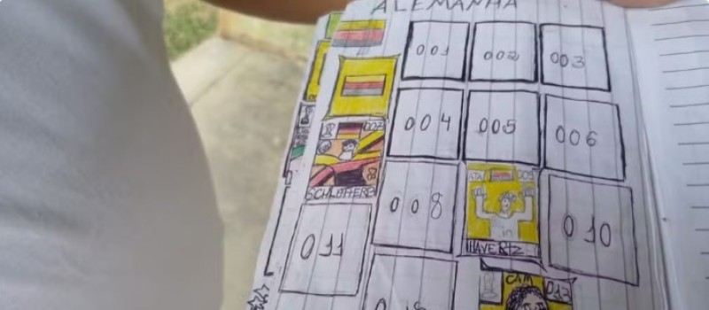 Menino de 11 anos desenha o pr�prio �lbum da Copa no Sert�o da Para�ba