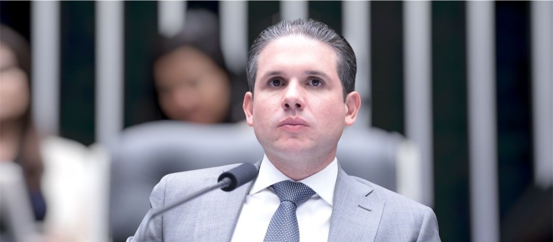 Hugo recebe do Governo Lula projeto que amplia limite de faturamento do MEI para R$ 140 mil