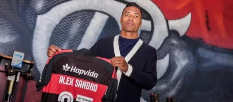 Entenda os motivos que levaram o Flamengo a renovar com Alex Sandro at� 2027