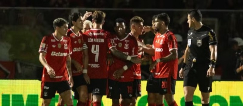 Flamengo mostra for�a do elenco com goleada e fica mais vivo do que nunca no Brasileir�o