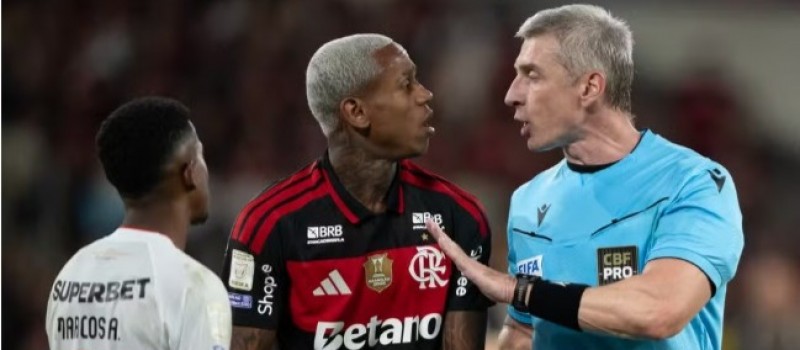 Flamengo chega a acordo com o Bragantino para venda de Wallace Yan
