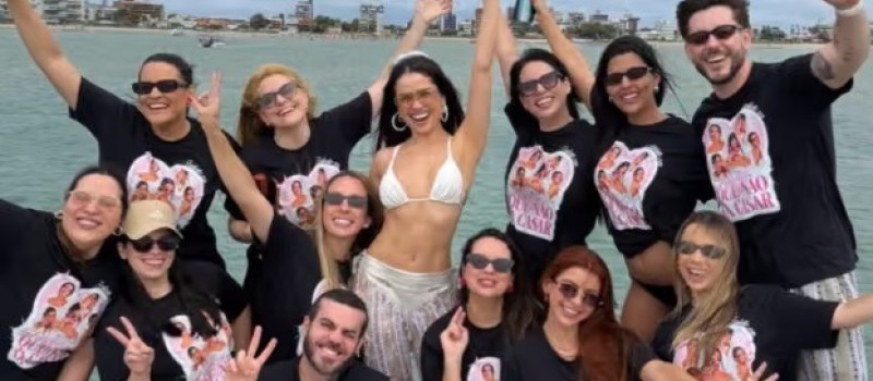Juliette re�ne amigos em despedida de solteira em barco em praia de Cabedelo