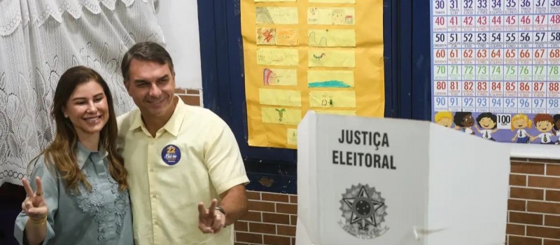 Governo Trump dar� visto para Fl�vio Bolsonaro e fam�lia, e permitir� entrada nos EUA