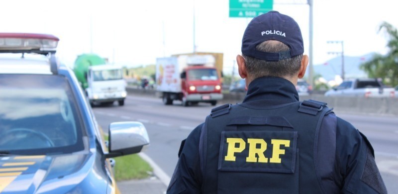 PRF flagra menino de 12 anos pilotando motocicleta na BR-361, em Patos