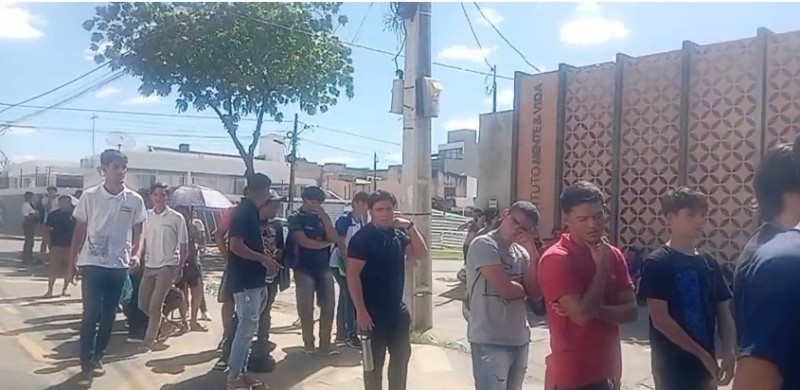 Eleitores de Patos enfrentam longa fila para regularizar t�tulo de eleitor no �ltimo dia