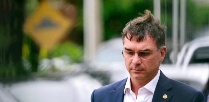 Marqueteiro de Fl�vio Bolsonaro deixa campanha em meio ao esc�ndalo Dark Horse