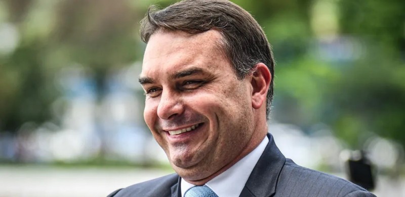 Eleitor bolsonarista s� larga Fl�vio se �sangrar� muito, diz especialista