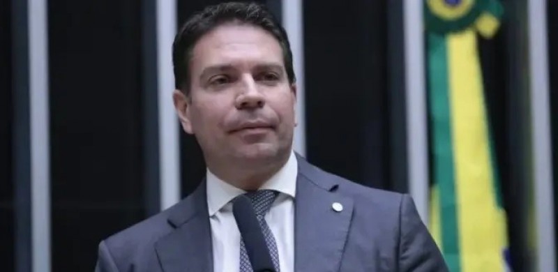 Moraes determina retomada de processo contra Ramagem por 8 de janeiro