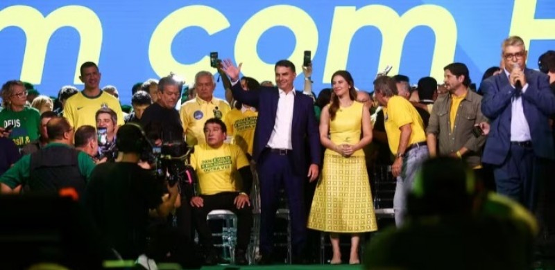 PL lan�a candidatura de Fl�vio � Presid�ncia em evento com v�deo de Bolsonaro feito por IA