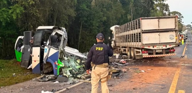 Acidente entre �nibus e carreta em estrada do Paran� deixa 21 mortos