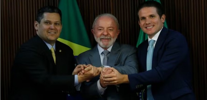 Lula, Alcolumbre e Hugo Motta almo�am hoje para dar fim definitivo a 'taxa das blusinhas'