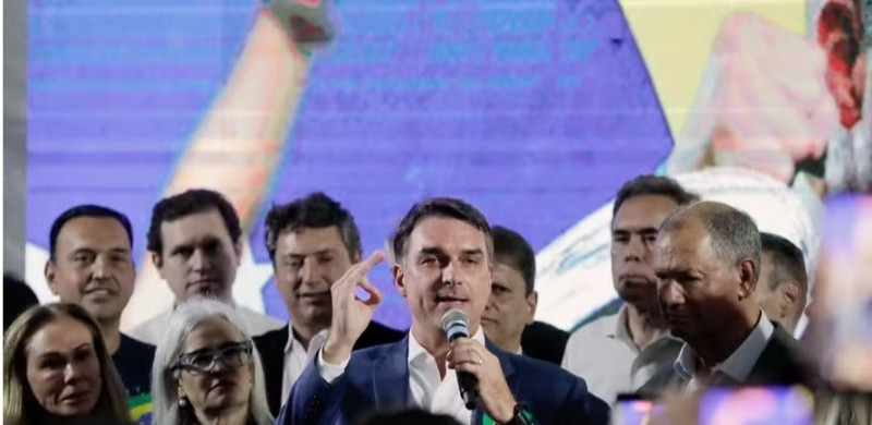Press�o do PT e cr�ticas de bolsonaristas fazem Fl�vio recuar e aceitar debate com Lula