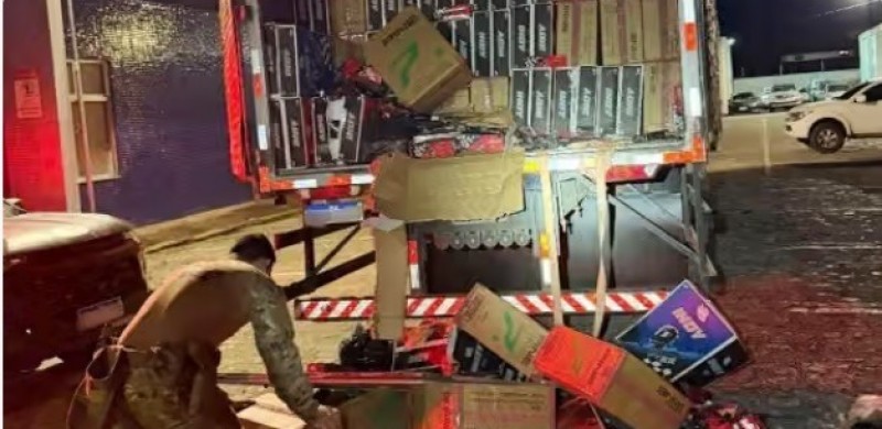 PRF apreende cerca de 535 mil ma�os de cigarro e det�m motorista ap�s tentativa de fuga 