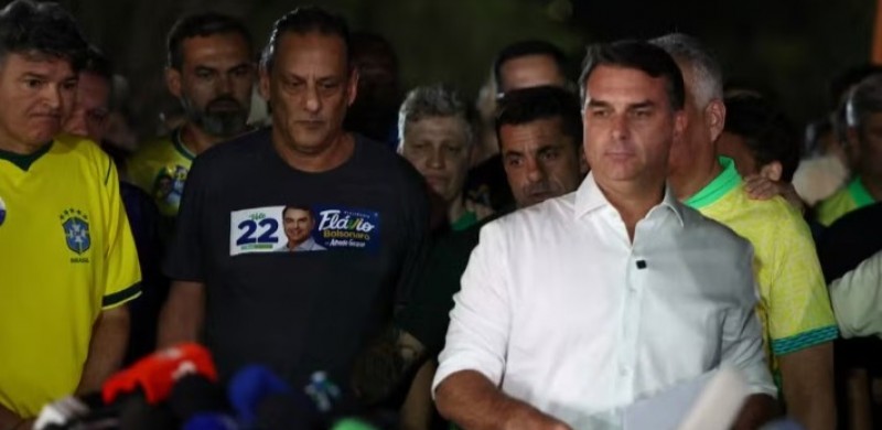 Fl�vio Bolsonaro diz que n�o reconhece resultado da elei��o e tentar� anula��o