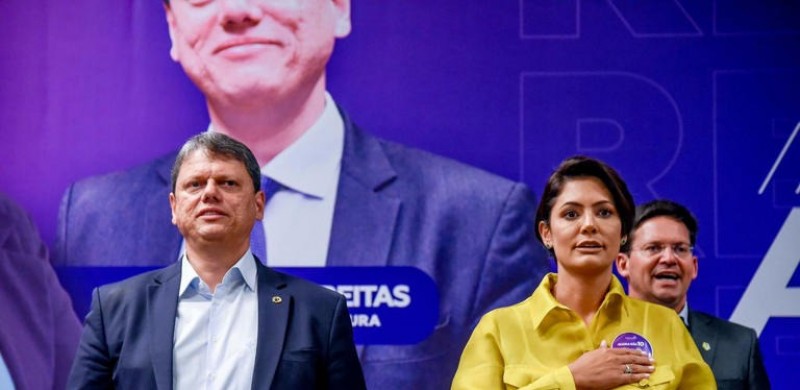 Como fica a disputa pela lideran�a da oposi��o ap�s a fuga de Fl�vio Bolsonaro para EUA