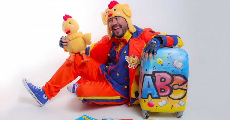 Junior Misaki lan�a livro infantil 'A Galinha Rafinha' neste s�bado(21), em Patos