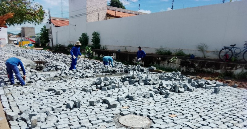Prefeitura de Patos inicia cal�amento na Rua Laurentino Pereira, no Jardim Europa
