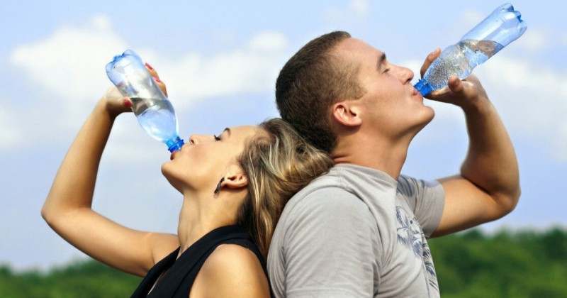 Beber muita �gua faz bem? Nutricionista explica como se hidratar no calor intenso