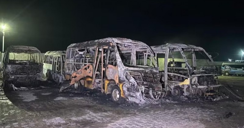 Inc�ndio destr�i seis �nibus escolares e um caminh�o em garagem municipal de Queimadas