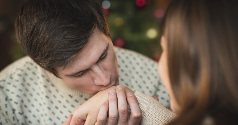 Espanha define que beijo na m�o pode configurar agress�o sexual; entenda