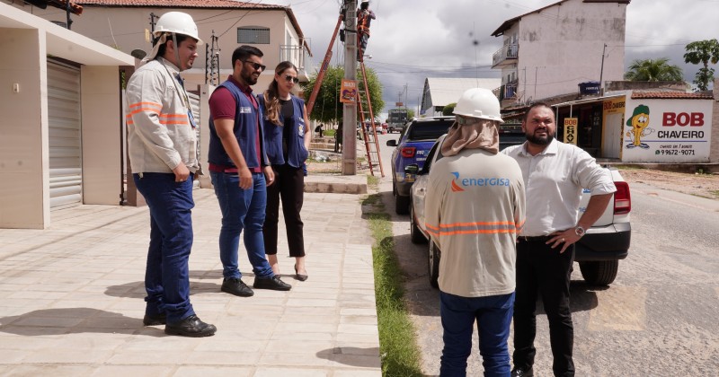 Procon/Patos recolhe mais fios de operadoras na Zona Sul na Opera��o 'Cidade sem Emaranhados'