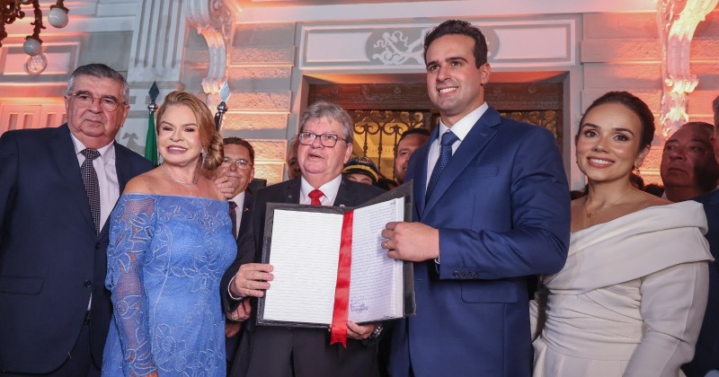 Lucas Ribeiro toma posse como governador e anuncia cria��o do primeiro parque sensorial do autismo como medida de governo