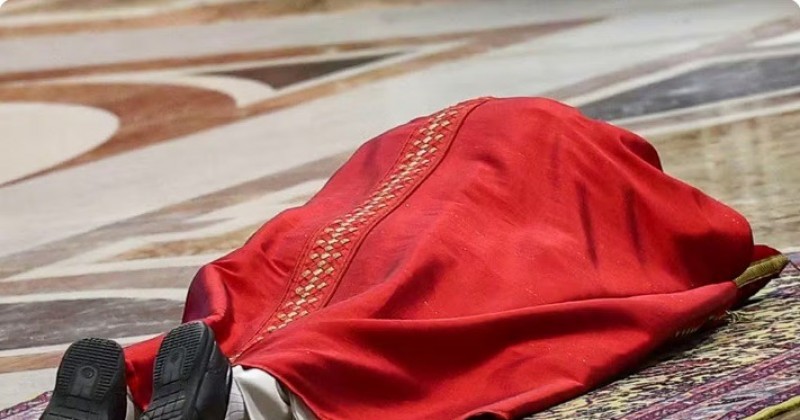 Papa Le�o XIV reza deitado no ch�o ao celebrar a Paix�o de Cristo