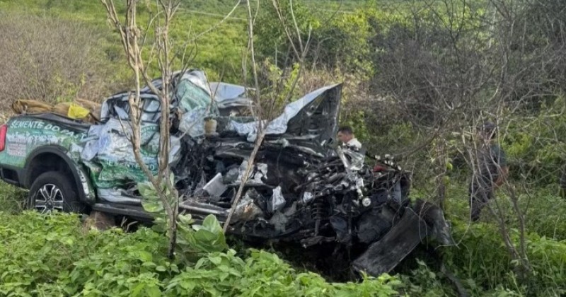 Homens morrem em acidente entre caminh�o e caminhonete, na BR-104, na Para�ba