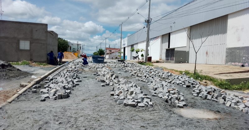 Mais dois bairros de Patos t�m obras de cal�amento avan�adas
