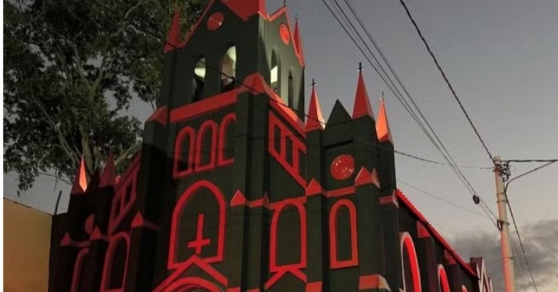 Igreja luciferiana chama aten��o com castelo �s margens de rodovia no Rio de Janero