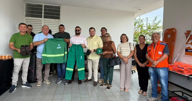 Prefeitura de Patos entrega equipamentos e fardamentos a �s equipes t�cnica de Meio Ambiente e Defesa Civil
