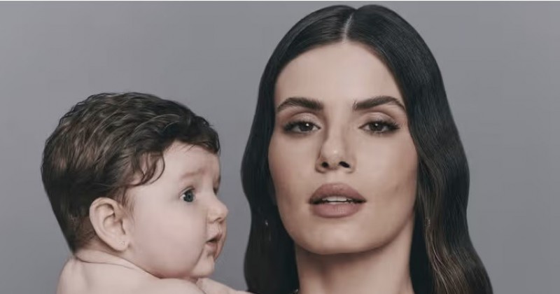 Camila Queiroz apresenta filha pela primeira vez e semelhan�a com pai choca