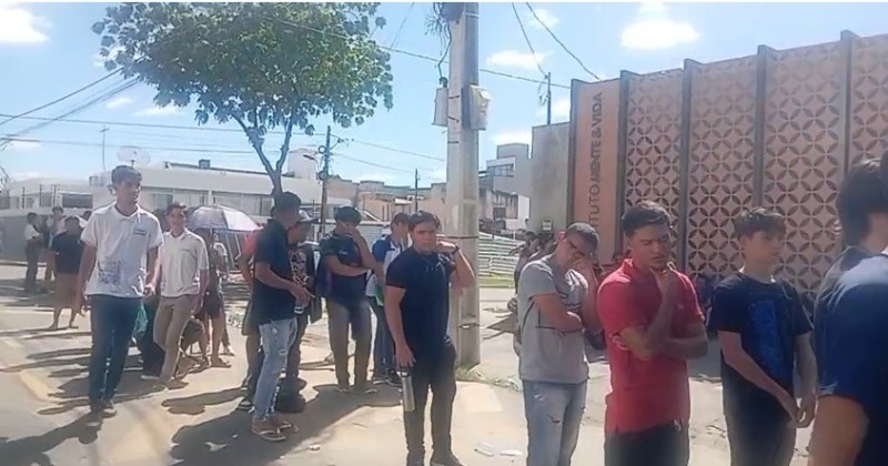 Eleitores de Patos enfrentam longa fila para regularizar t�tulo de eleitor no �ltimo dia