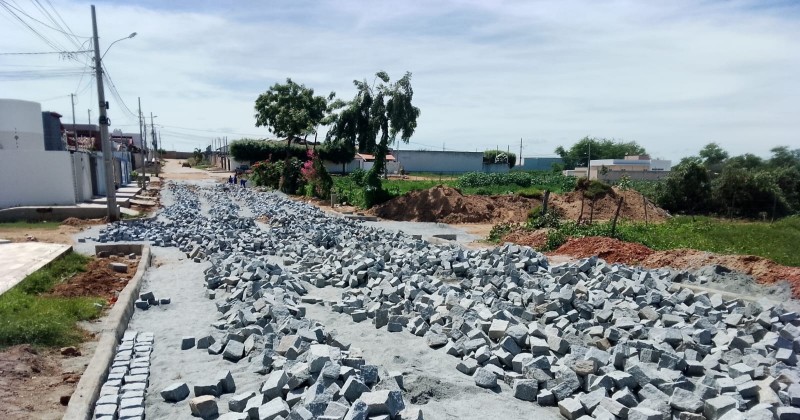 Ruas do bairro Jardim Europa recebem cal�amento em obra da Prefeitura de Patos