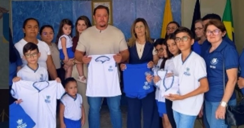 Prefeitura de S�o Mamede entrega novos fardamentos e 20 computadores para rede de ensino