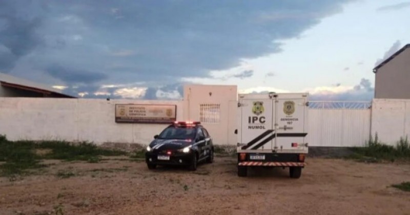 Populares encontram corpo em decomposi��o pr�ximo a cemit�rio em Areia de Bara�nas