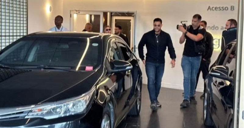 Hulk chega ao Rio para se apresentar ao Flu: 'Sonho � conquistar Libertadores'