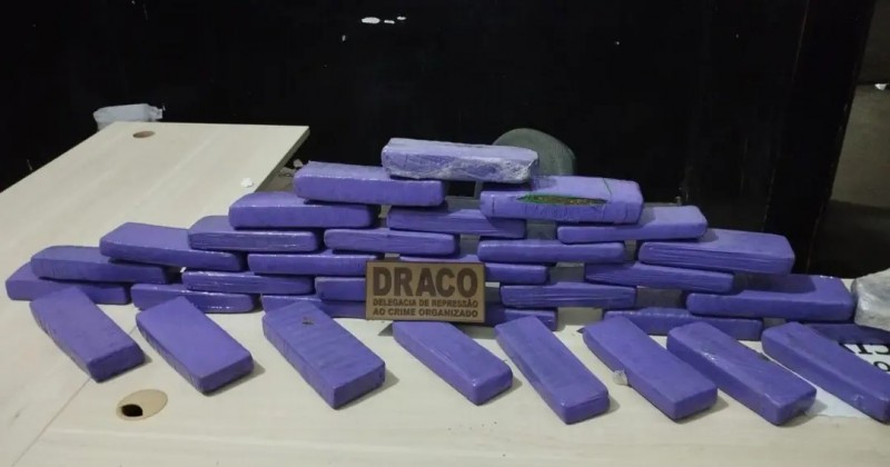 Casal � preso com 37 quilos de maconha dentro de carro em Cajazeiras
