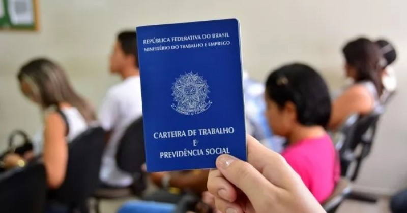 Desemprego mais longo cai 21,7% e � o menor j� registrado pelo IBGE