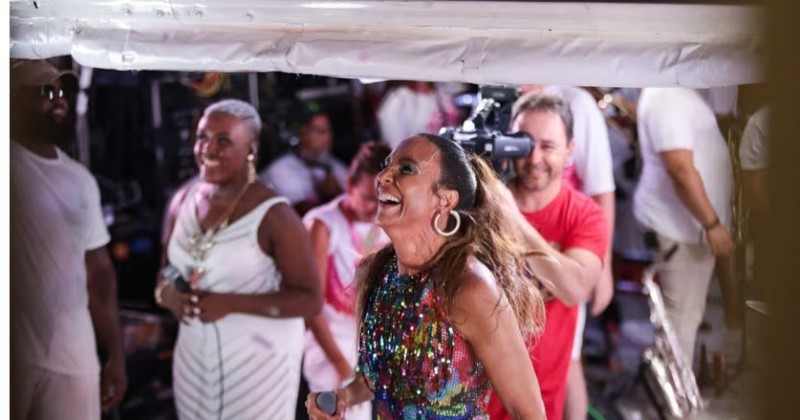 Sob rumores de affair, Ivete Sangalo � vista aos beijos com Tiago Maia